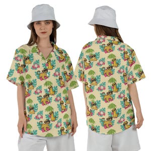 Puede incluir: Camisa de manga corta con un estampado repetido de leones de dibujos animados con gafas de sol, sobre un fondo crema con hojas tropicales y flores rosas. La camisa tiene un cuello clásico y se usa con un sombrero de pescador blanco y pantalones cortos.