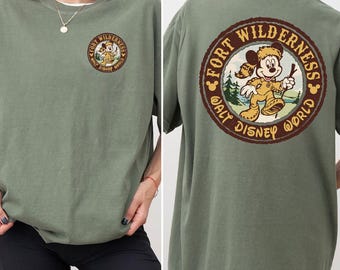 Maglietta da campeggio bifacciale Disney's Fort Wilderness Resort, maglietta Mickey Mouse Happy Camper, completo per famiglie Disneyland, maglietta da campeggio Disney