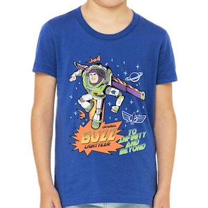 K&ouml;nnte beinhalten: Blaues T-Shirt mit einer Grafik von Buzz Lightyear in einer Flugpose. Das Design enth&auml;lt den Text "Original Buzz Lightyear" und "To Infinity and Beyond". Das T-Shirt hat kurze &Auml;rmel und ein farbenfrohes Design.