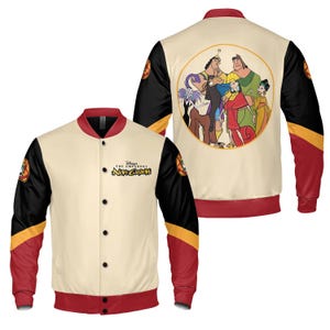 Könnte beinhalten: Cremefarbene Bomberjacke mit schwarzen Ärmeln und roten Akzenten. Auf der Vorderseite steht der Text "Disney The Emperor's New Groove". Auf der Rückseite befindet sich eine runde Grafik mit Figuren aus dem Zeichentrickfilm. Eine farbenfrohe Jacke für Fans des Films.
