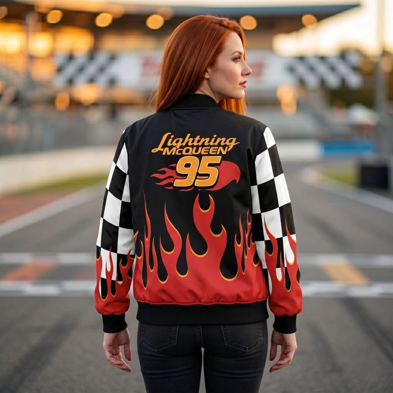Pu&ograve; includere: Giacca bomber nera con un design ispirato al personaggio Saetta McQueen del film Cars. La giacca presenta un motivo a scacchi sulle maniche, il numero 95 e un design a fiamma in rosso e arancione.