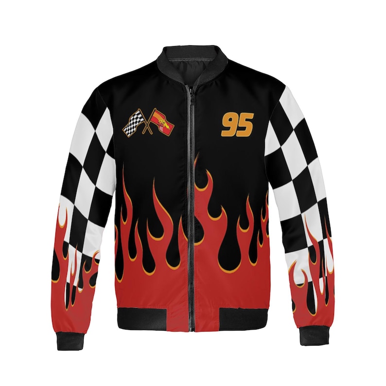 Pu&ograve; includere: Giacca bomber nera a tema racing. Presenta un design a fiamma in rosso e giallo, dettagli a bandiera a scacchi e il numero 95 in oro. Include chiusura con cerniera e polsini a coste.