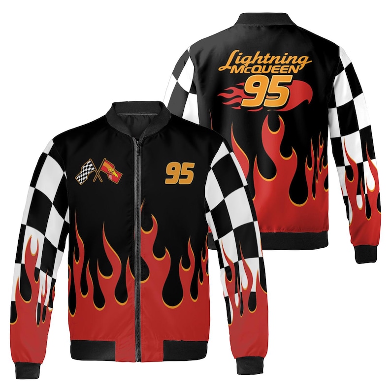 Pu&ograve; includere: Giacca bomber nera con un design a fiamme rosse e gialle. La giacca presenta un motivo a scacchi sulle maniche e il numero "95" in oro. Il retro della giacca mostra il testo "Lightning McQueen" e fiamme.