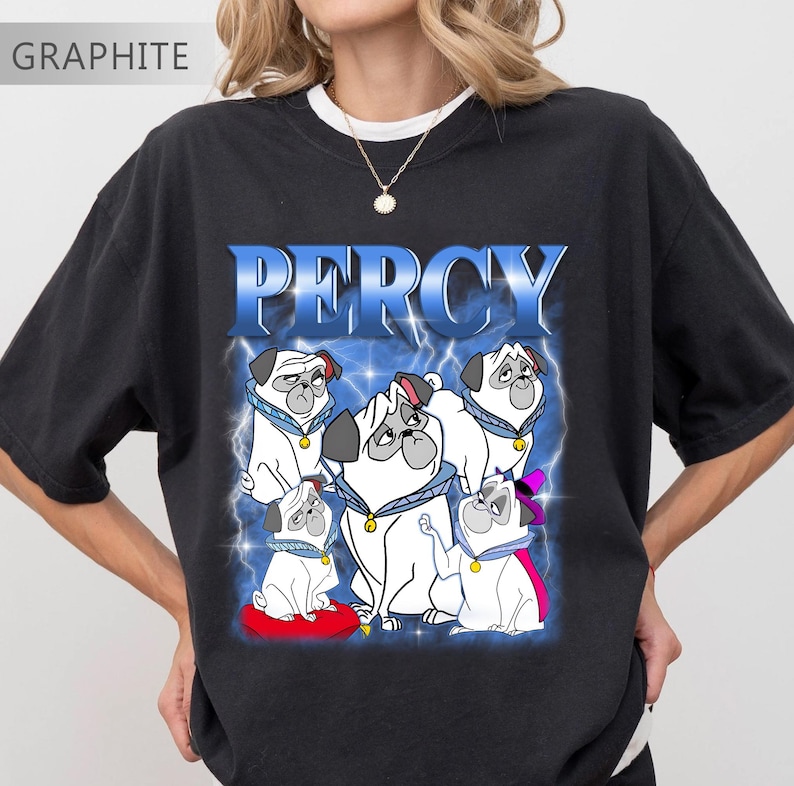 Pode incluir: Camiseta preta com um gr&aacute;fico de pugs brancos com coleiras azuis e o nome "PERCY" em azul. O design &eacute; colocado sobre um fundo azul com raios. A camiseta tem um corte folgado.