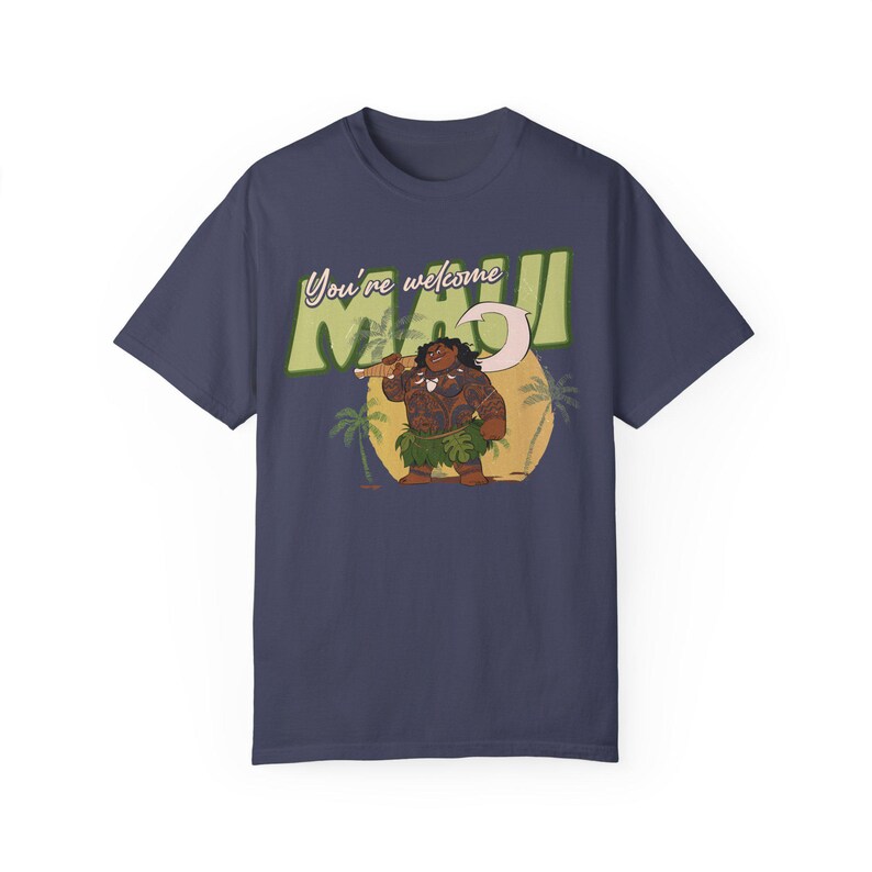 Puede incluir: Una camiseta azul marino con un gr&aacute;fico de Maui de la pel&iacute;cula de Disney Moana. El gr&aacute;fico presenta a Maui sosteniendo su anzuelo de pesca y el texto "You're welcome Maui".