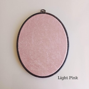 Bacheca ovale in velluto, espositore per spille smaltato, bacheca per collezione di spille, bacheca espositiva per spille, bacheca da parete, regalo per collezionisti di spille Light Pink