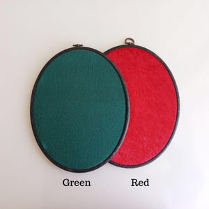 Bacheca ovale in velluto, espositore per spille smaltato, bacheca per collezione di spille, bacheca espositiva per spille, bacheca da parete, regalo per collezionisti di spille immagine 2