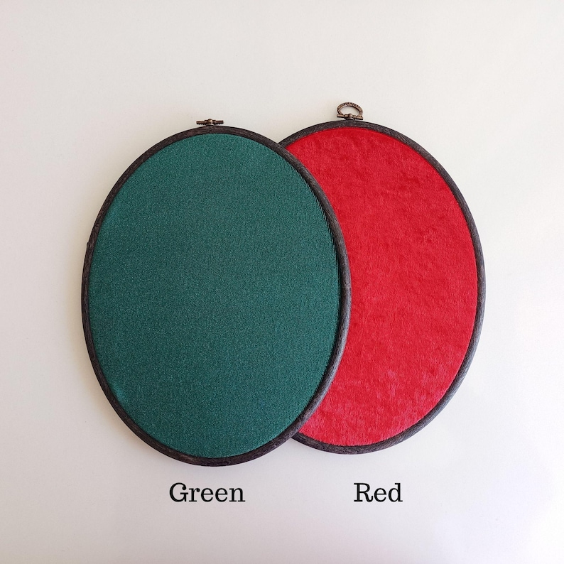 Bacheca ovale in velluto, espositore per spille smaltato, bacheca per collezione di spille, bacheca espositiva per spille, bacheca da parete, regalo per collezionisti di spille immagine 2