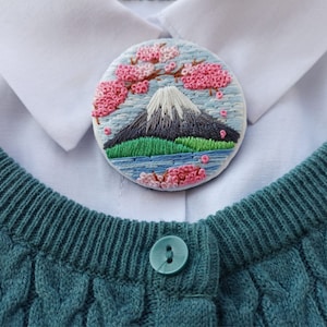 Hand-Embroidered Mount Fuji Brooch: Japanese Landscape Art