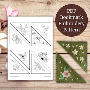 Può includere: Un foglio di carta con quattro disegni di segnalibri angolari floreali e due segnalibri in feltro verde rifiniti con fiori ricamati. Il testo "PDF Bookmark Embroidery Pattern" è in un cerchio marrone. La carta ha il testo "Floral Corner Bookmarks" e "StarryNeedleWork".