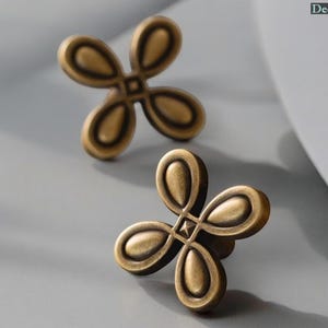 Antique Brass Leaf Clover Knobs: Gold Cabinet & Dresser Pulls
