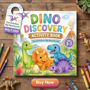 Pode incluir: Um livro de atividades quadrado intitulado Dino Discovery com ilustrações coloridas de quatro dinossauros, um vulcão e uma cachoeira. A capa contém o texto Fun Activities, Big Adventures e Ages 3-7. Uma etiqueta de porta roxa está anexada.