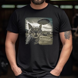 Katze Selfie Alien UFO fliegende Untertasse Shirt, lustiges Raumschiff T-Shirt, Alien UFO INvasion T-Shirt, Katzenliebhaber Geschenk, ET Außerterrestial Tee