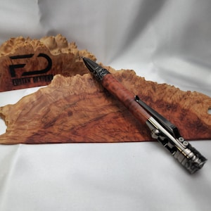 Versnellingspookpen van gun metal met rood Mallee Burl-lichaam