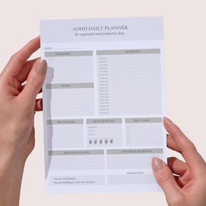 Op de afbeelding: Een set van drie keramische mokken met een gespikkelde, matte afwerking. De mokken zijn in de kleuren crème, lichtbruin en donkerbruin. Elke mok heeft een eenvoudig, minimalistisch ontwerp en een afgeronde handgreep.