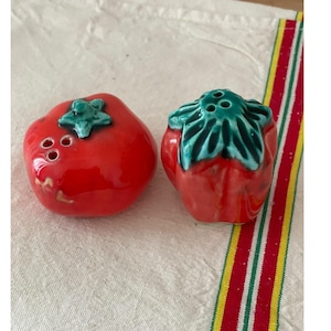 Salt and pepper shaker set, vegetable tomato pepper, ceramic Vallauris | table accessory, farmhouse, rustic, country, cottage, vintage