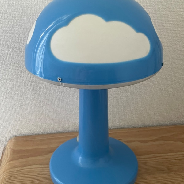 Lampe Skojig bleu Ikea PS par Henrik Preutz forme champignon décor nuages table chevet déco