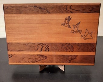 Engraved cutting board with Birds in Flight motif | Artisan wood | Ideal gift