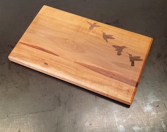Small fruit wood cutting board / bird engraving