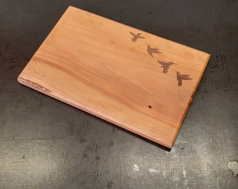 Small fruit wood cutting board / bird engraving