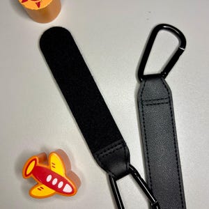 Leder-Hakenpaket für Kinderwagen – 2 Haken – Trägt jeweils bis zu 20 kg Gewicht – Karabiner für Kinderwagen