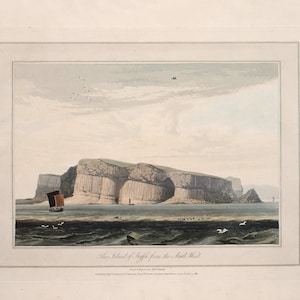 Pode incluir: Uma pintura a aquarela que retrata a Ilha de Staffa do sudoeste. A pintura mostra uma ilha rochosa com uma série de penhascos e um pequeno barco em primeiro plano.