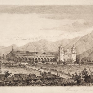 Op de afbeelding: Een antieke ets toont een missie met een lange, gewelfde structuur en een kerk met een koepel. Bergen rijzen op de achtergrond, en een onverharde weg leidt naar de gebouwen. De handtekening van de kunstenaar, "Henry Chapman Ford", is zichtbaar.