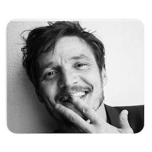 Tapis de souris Pedro Pascal : base en caoutchouc antidérapante, bords surpiqués