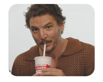 Alfombrilla de ratón rectangular con la imagen de Pedro Pascal comiendo a cinco tipos