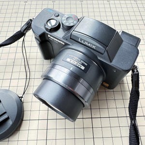 Panasonic Lumix DMC-FZ2 vintage digicam (2003) Leica lens