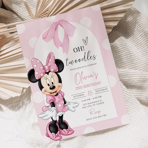 Op de afbeelding: Roze stippen uitnodiging met Minnie Mouse. De tekst "Oh! twoodles" kondigt een 2e verjaardag aan. Het ontwerp omvat een roze strik en witte stippen op een roze achtergrond.