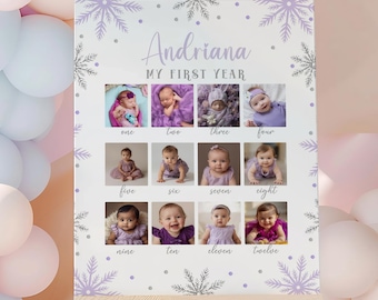 Op de afbeelding: Een gepersonaliseerde 'Mijn Eerste Jaar' fotodisplay op een ezel. Het bord toont een raster van twaalf babyfoto's, sneeuwvlokaccenten en de naam 'Andriana'. De achtergrond bevat pastelkleurige ballonnen.