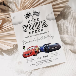 Könnte beinhalten: Eine Geburtstagseinladung mit dem Text "Need Four Speed" und "Race on over to celebrate Brandon's fourth birthday." Die Einladung zeigt Illustrationen von Rennwagen und Zielflaggen. Datum und Uhrzeit sind ebenfalls angegeben.