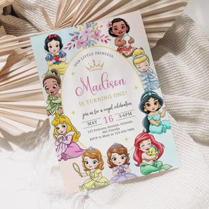 Puede incluir: Una invitación de cumpleaños con princesas de dibujos animados. La invitación dice "¡Madison cumple un año!" e incluye la fecha del 16 de mayo. El diseño incorpora elementos florales e ilustraciones de princesas.