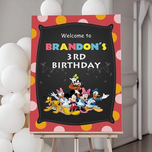 印刷可能なミッキーとミニーマウスの誕生日ウェルカムボード。カスタム