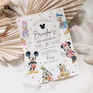Puede incluir: Una invitación de cumpleaños con Mickey Mouse, Minnie Mouse, el Pato Donald, Daisy, Goofy y Pluto. La invitación dice "¡Únete a nosotros para celebrar! 3er cumpleaños de Brandon el 16 de octubre, sábado". También se incluyen los detalles de RSVP.