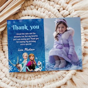 Könnte beinhalten: Dankeskarte mit blauem Hintergrund und dem Text "Danke". Die Karte zeigt ein Foto eines jungen Mädchens in einem lila Mantel und ein Cartoon-Bild von Figuren aus dem Film Frozen.