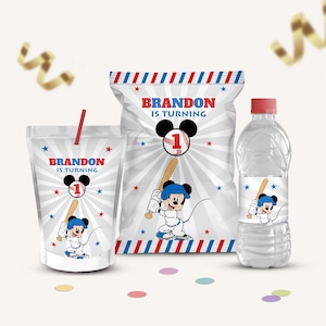Könnte beinhalten: Party-Set mit Baseball-Motiv. Enthält einen transparenten Plastikbecher mit rotem Strohhalm, eine Snack-Tüte und eine Wasserflasche. Jeder Artikel hat eine Mickey Mouse Baseballspieler-Grafik und den Text "Brandon wird 1".