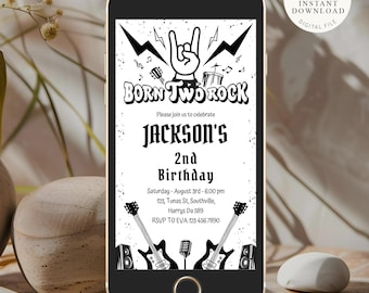 Pode incluir: Convite de aniversário em preto e branco para uma festa de 2º aniversário com tema rock and roll. O convite apresenta uma mão fazendo o sinal de rock and roll, guitarras, um microfone e uma bateria. O texto do convite diz "Born Two Rock" e "Jackson's 2nd Birthday".
