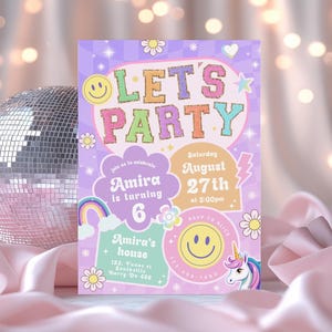 Invitación de cumpleaños con cara sonriente preppy, editable, estilo retro, con parche universitario, emoji de cumpleaños para chica disco de cualquier edad, B571