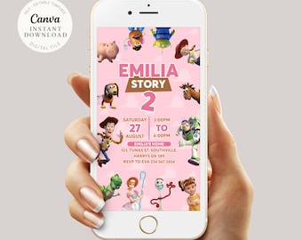 Könnte beinhalten: Digitale Einladung auf einem Smartphone-Bildschirm mit rosa Hintergrund und Toy Story-Charakteren. Die Einladung lautet "EMILIA STORY 2" mit Veranstaltungsdetails: Samstag, 27. August, 15:00 bis 18:00 Uhr. Das Telefon wird in einer Hand gehalten.