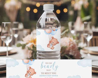 Peut inclure: Étiquette de bouteille d'eau pour une fête prénatale bleue et blanche avec un ours en dessin animé tenant des ballons. L'étiquette indique "We can bearly wait to meet you Amanda's Baby Shower 12.21.20XX"