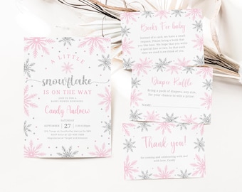Könnte beinhalten: Eine Babyparty-Einladung im Schnee-Design in Rosa und Silber mit dem Text "A Little Snowflake is on the Way" und "Join us for a Baby Shower Honoring Candy Andrew". Die Einladung enthält Datum, Uhrzeit und Ort der Party. Es gibt auch Karten für eine Windel-Tombola und eine Buchwunschliste.