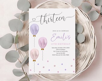Puede incluir: Una invitación de cumpleaños de color morado y rosa con el texto "thirteen" en letra cursiva. La invitación presenta tres globos y confeti. El texto "Join us to celebrate Emili's 13th Birthday" también está incluido, junto con la fecha, la hora y la ubicación de la fiesta.