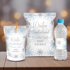 Könnte beinhalten: Winter Wonderland Party-Favor-Etiketten mit einem blauen und silbernen Schneeflocken-Design. Die Etiketten lauten "Winter Wonderland, Brandon Smiths erster Geburtstag".