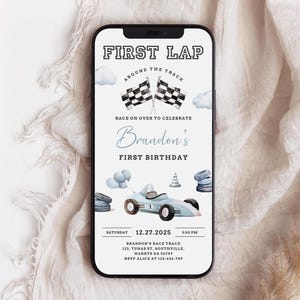以下が含まれることがあります： レースカーをテーマにした1歳の誕生日パーティーのデジタル招待状。青と白の招待状には、市松模様の旗、レーシングカー、そして「ファーストラップ アラウンド ザ トラック」と「ブランドンのファーストバースデー」の文字が書かれています。