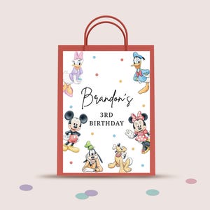 Könnte beinhalten: Eine rote Geschenktüte mit einer weißen Vorderseite, bunten Punkten und Illustrationen von Mickey Maus, Minnie Maus, Donald Duck, Daisy Duck, Goofy und Pluto. Der Text lautet Brandon's 3RD BIRTHDAY in schwarzer Schrift.