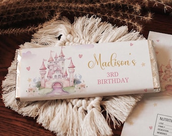 Könnte beinhalten: Eine weiße Schokoladentafelverpackung mit einer Illustration eines rosa Schlosses und dem Text "Madison's 3rd Birthday".