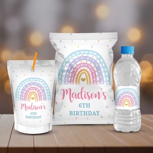 Puede incluir: Tres contenedores de favor de fiesta con un diseño de arcoíris y el texto "Madison's 6th Birthday". Los contenedores son una caja de jugo, una bolsa de bocadillos y una botella de agua.