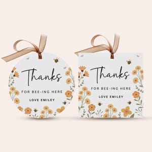 Etiqueta adhesiva redonda editable con diseño de girasol y abeja para baby shower, "Gracias por estar aquí", plantilla imprimible, descarga instantánea, B363